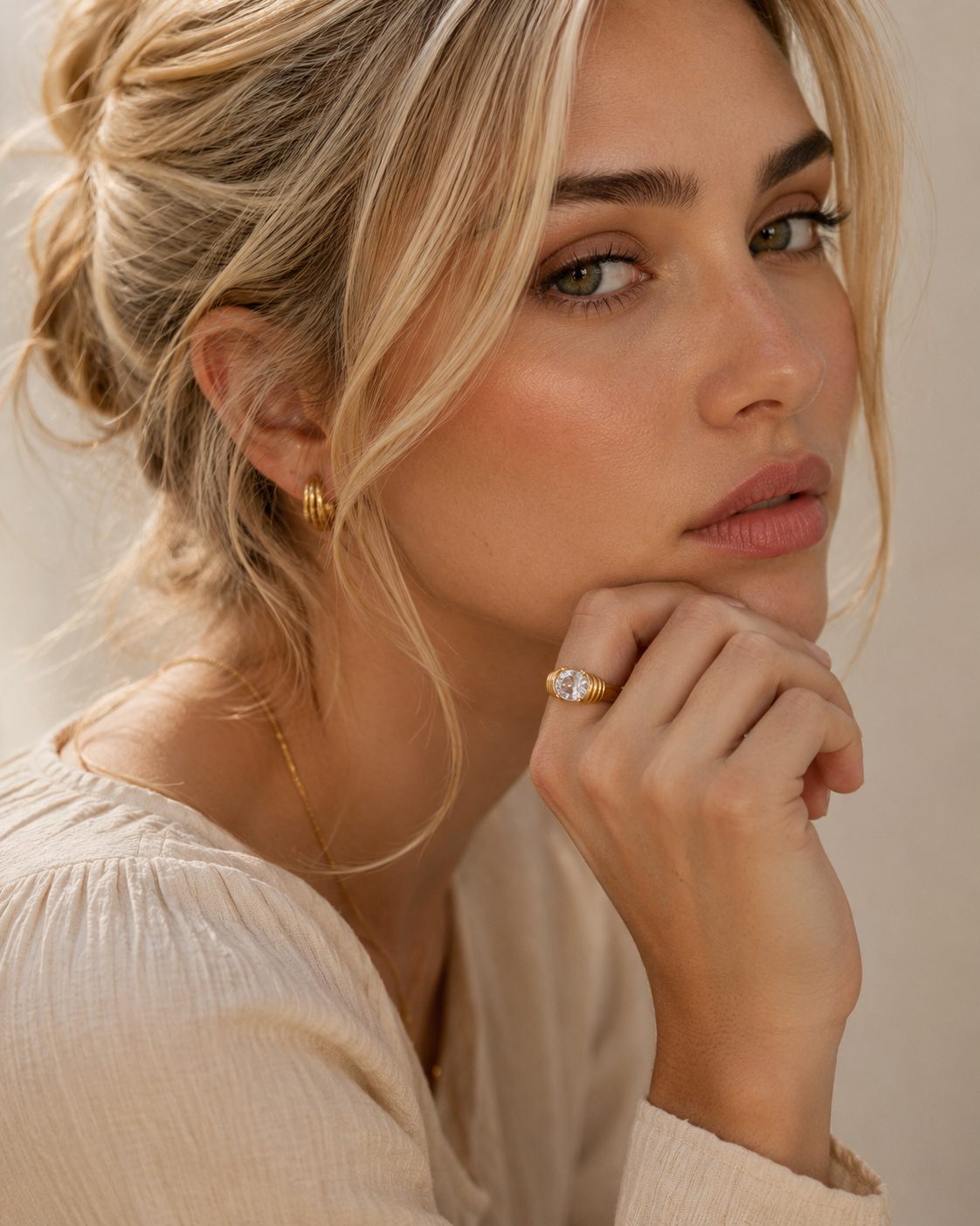 Woman wearing the Naomi Ring featuring a brilliant white zircon stone in a gold PVD stainless steel setting by Maison Élyséa