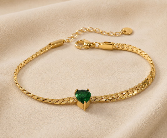 Maison Élyséa Vivienne gold bracelet featuring an emerald green heart-cut zircon stone in a waterproof PVD stainless steel setting